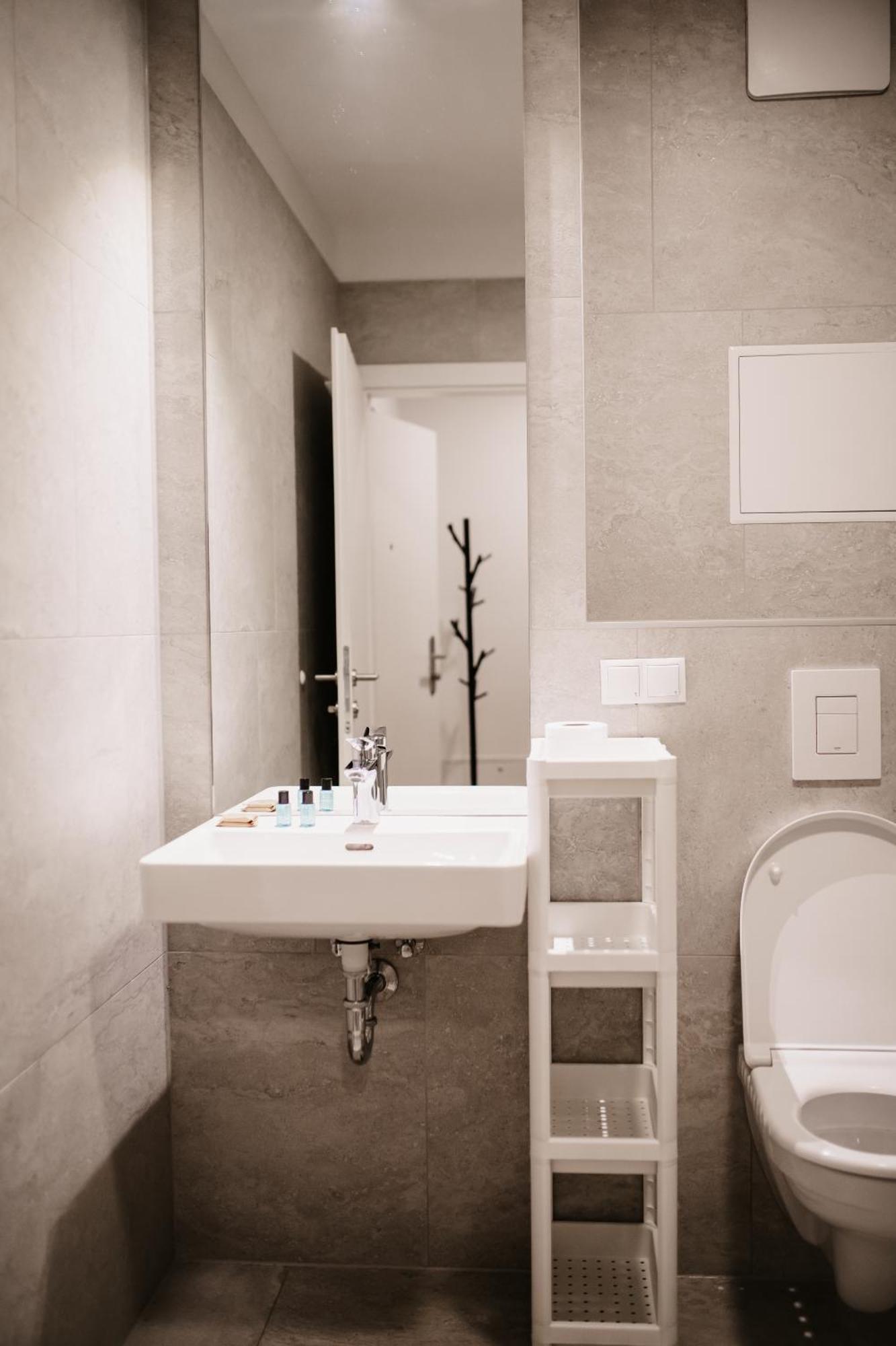 Modern Apartments Виена Екстериор снимка